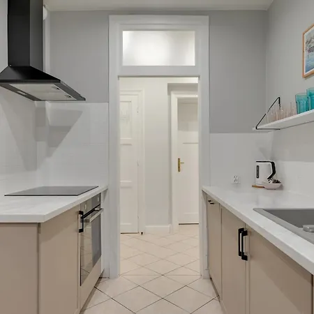 Center 2 By Grand Apartment